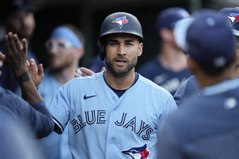 Blue Jays’ Kevin Kiermaier rushed to help young fan who fainted